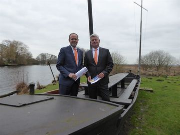 Die Vorstände Jan Mackenberg und Mathias Knoll (v. li.) sind die Steuermänner der Volksbank Osterholz Bremervörde. Der Kurs Richtung Zukunft stimmt sie positiv.  Foto: hc