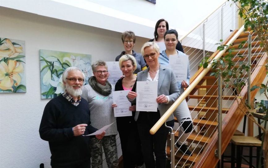 Sieben Frauen haben ihre Qualifizierung zur Seniorenbegleitung abgeschlossen und nahmen ihre Zertifikate von LEB-Regionalleiter Ede Schneider entgegen.  Foto: eb