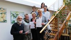 Sieben Frauen haben ihre Qualifizierung zur Seniorenbegleitung abgeschlossen und nahmen ihre Zertifikate von LEB-Regionalleiter Ede Schneider entgegen.  Foto: eb