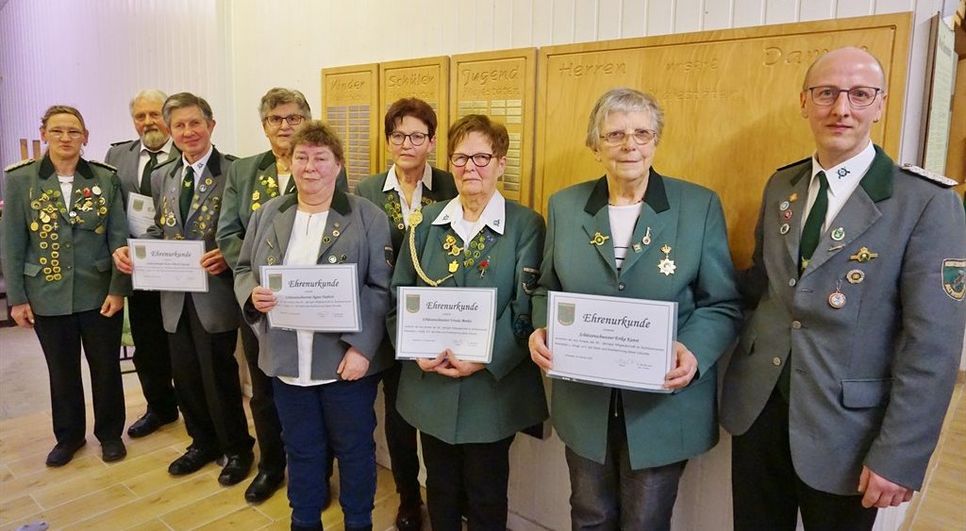 Präsidentin Sigrid Schultz (l.) und ihr Stellvertreter Ralf Sündermann (r.) gratulierten den Geehrten  Erika Kunst, Ursula Moritz, Anke Hartmann, Agnes Fiedrich, Marga Ringe, Hans-Hinrich Janssen und
Hans-Arthur Pott für ihre langjährige Treue.  Foto: khe