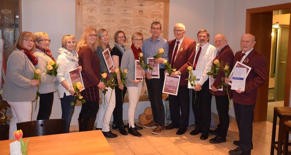 Alle anwesenden Geehrten von links: Dörte Karstens, Ingrid Hastedt, Annelore Greiffenhagen, Anke Niemeyer, Birthe Blanken, Claudia Burfeind, Britta Tinnemeier, Jürgen Wellbrock, Werner Wintjen, Wolfgang Meyer, Ortwin Hennig, Werner Schröder.  Foto: eb