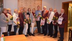 Alle anwesenden Geehrten von links: Dörte Karstens, Ingrid Hastedt, Annelore Greiffenhagen, Anke Niemeyer, Birthe Blanken, Claudia Burfeind, Britta Tinnemeier, Jürgen Wellbrock, Werner Wintjen, Wolfgang Meyer, Ortwin Hennig, Werner Schröder.  Foto: eb