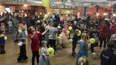 Ausgelassen feierten die Kinder ihren Karneval in der geschmücksten Hesedorfer Schützenhalle und machten begeistert beim Luftballontanz mit. Foto: eb