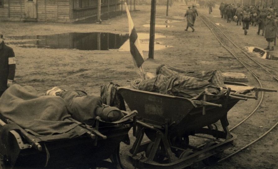 Lorenbahn mit der nicht mehr marschfähige Häftlinge vom Bahnhof Brillit in das Stalag X B transportiert wurden. Foto: Mose Cabalisti, zw. 20. und 29.4. 1945, Archivio Giovannino Guareschi, Roncole Verdi (Parma), Italien