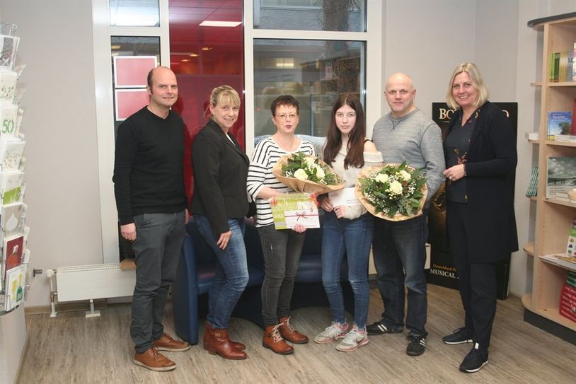 Anja Kalski (rechts), Birgit Wrissenberg (2. von links) und Benjamin Bünning (links) übergaben die Preise des Stadtmagazin-Gewinnspiels an die glücklichen Gewinner.