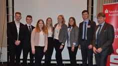 Marco Tulodetzki (r.) von der Sparkasse mit dem siegreichen „Vorstand“ der „Medi Tech AG“: Tim Bartels (v.l.), Maximilian Stein, Julia Siemers, Lisanne Scheuch, Jana Steffens, Lea Wentzien und Henrik Wintjen.  Foto: sla