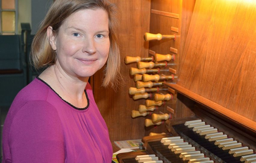 Die neue Kantorin Imke Weitz bringt viel Musikerfahrung mit und freut sich auf ihre neuen Aufgaben als Kantroin der St. Liborius Kirchengemeinde. Foto: eb