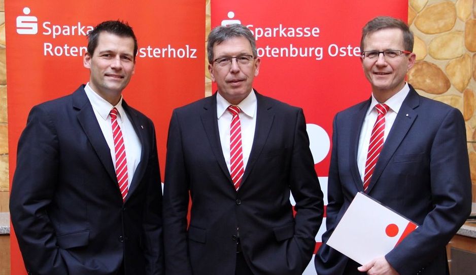 Der Vorstand der Sparkasse Rotenburg Osterholz, Thorben Prenntzell, Ulrich Messerschmidt und Stefan Kalt (v.l.), zeigt sich trotz weiterhin schweren Umfeldes zufrieden mit dem Jahresergebnis 2019.  Foto: ue