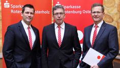 Der Vorstand der Sparkasse Rotenburg Osterholz, Thorben Prenntzell, Ulrich Messerschmidt und Stefan Kalt (v.l.), zeigt sich trotz weiterhin schweren Umfeldes zufrieden mit dem Jahresergebnis 2019.  Foto: ue