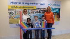 Die von Kirstin Döding (re.) betreuten Kinder Amara, Benjamin und Andre (v.li.) könnten nach dem Training mit Schwimmlehrerin Katja Wätjen (li.) eigentlich auf Schwimmhilfen verzichten. Foto: hc