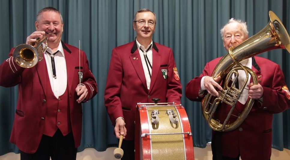 Last Men Marching: Sie sind das letzte Orchester, das noch marschiert. Detlef, Reiner und Günther Schaper vom SAV Blasorchester, das im Hamme Forum seinen 50. feiert. Foto: jm