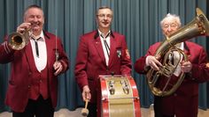 Last Men Marching: Sie sind das letzte Orchester, das noch marschiert. Detlef, Reiner und Günther Schaper vom SAV Blasorchester, das im Hamme Forum seinen 50. feiert. Foto: jm