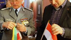 Teilweise erschütternde Erfahrungen machte Oberstleutnant Jörg Struckmeier (links) im Irak. Neben ihm der Vorsitzende der Europa-Union Marcus Oberstedt  Foto: ek