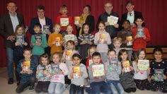 Da kam echte Freude auf. Mitglieder des Rotary Club Bremervörde-Zeven und dem Inner Wheel Club Nordheide verteilten an die Grundschüler der „Klenkendorfer Mühle“ in Brillit und der Grundschule in Karlshöfen kindgerechte Literatur.  Foto: im