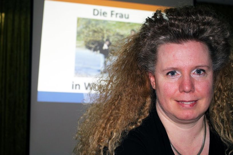 Bei ihrem Vortrag: „Die Frau in Wort und Bild“ gab Andrea Vogelsang in die seit Jahrhunderten anhaltende Verachtung, die Frauen durch Männer widerfährt.  Foto: pvio