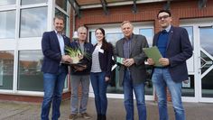 Auf der Suche nach privaten und öffentlichen Garten- und Parkbesitzern (v.l.): Bürgermeister Guido Dieckmann, Martin Borgwart von der Gemeinde Beverstedt, Julia Weber vom Regionalforum Unterweser, Wilfried Töpfer vom „Grünen Kreis“ Bremerhaven und Sven Sonström als Vertreter der Gemeinde Loxstedt.  Foto: khe