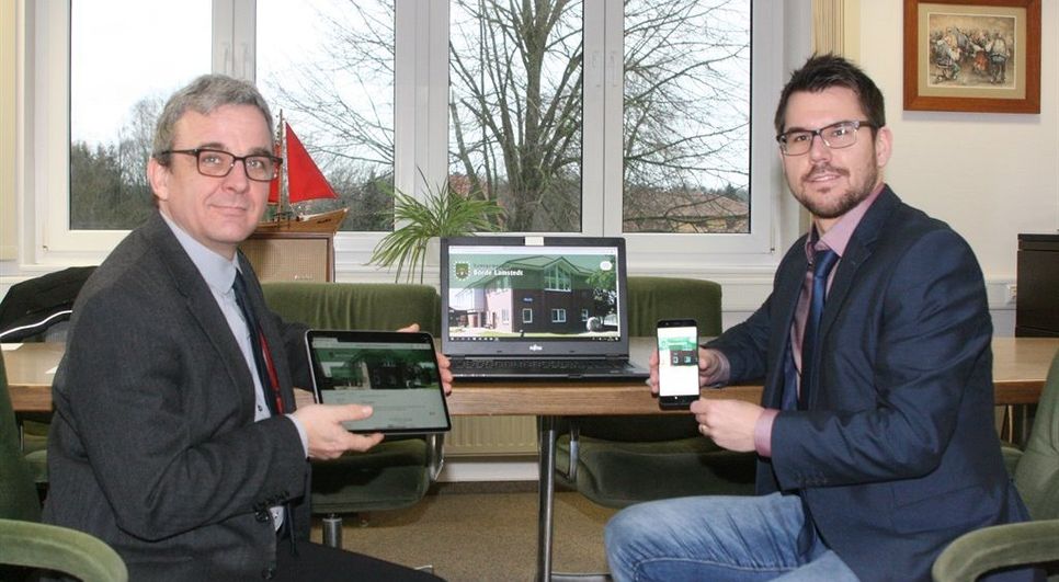 Samtgemeindebürgermeister Holger Meyer (l.) und Hauptamtsleiter Frank Springer freuen sich über das neue Zeitalter mit einer digitalen, papierlosen Ratsarbeit.  Foto: sla