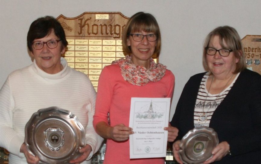 Das siegreiche Trio mit Marlene Ahlff (v.l.), Sabine Pülsch.  
 Foto: sla