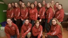 Diakonin Marina Holsten (Mitte) und ihr ehrenamtliches Mitarbeiterteam präsentieren stolz ihre neuen Pullover. Foto: dcl