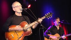 Charmant, nachdenklich, humorvoll und selbstironisch erzählte Reinhold Beckmann (l.) begleitet von Johannes Wennrich durch seine Songs von großen Gefühlen auf dem Horizonte Festival.  Foto: im