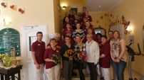 Das Team und die Jubilare mit Blumen: Christine Picker, Diana Hödl-Gausmann, Sabrina von Thun (v.l.). Foto: eb