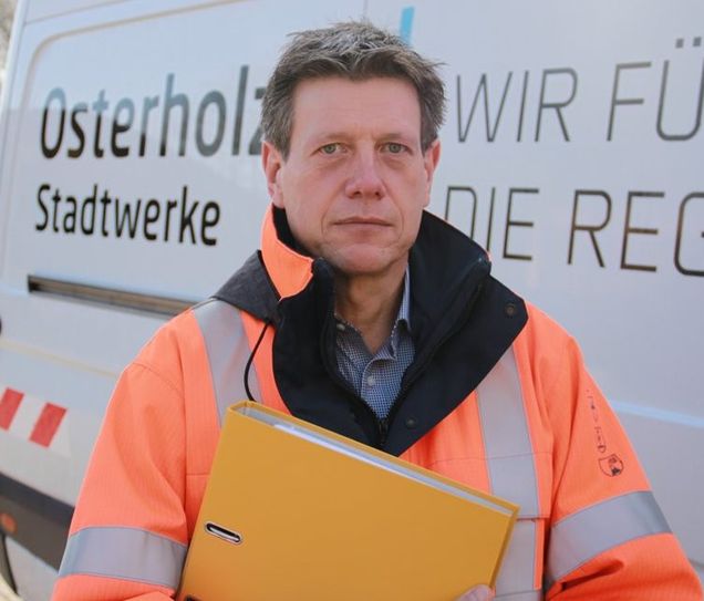 Netzmeister Thomas Knüppel informiert über die anstehende Vorsorgemaßnahme der Osterholzer Stadtwerke. Vom 2. bis 5. März überprüft der regionale Energieversorger das Gasleitungsnetz auf undichte Stellen.  Foto: eb