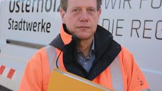 Netzmeister Thomas Knüppel informiert über die anstehende Vorsorgemaßnahme der Osterholzer Stadtwerke. Vom 2. bis 5. März überprüft der regionale Energieversorger das Gasleitungsnetz auf undichte Stellen.  Foto: eb