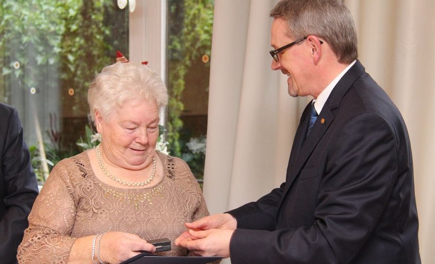 Ohne engagierte Menschen „wäre es schlecht bestellt um den Staat“: Landrat Bernd Lütjen überreichte Karin Tietjen die Niedersächsische Medaille für vorbildliche Verdienste um den Nächsten.  Foto: jm