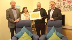 V. l.: Pastor Volker Rosenfeld, seines Zeichens Geschäftsführer des Hospiz zwischen Elbe und Weser, und die Hospizleiterin Sabine Eckstein freuen sich über die Spende der Lions-Clubs aus Ottersberg, Achim und Verden. Die Spende überreichten Ottersberg Präsident Geert Mehlhop und sein Vorstandskollege Thorsten Klarmann vom Lions Hilfswerk.  Foto: im