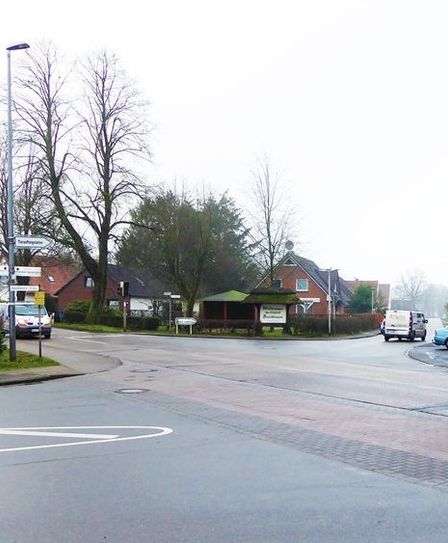 Dieser Kreuzungsbereich ist der neuralgische Punkt in Buschhausen. Die Fußgänger-Ampel reicht nicht aus, um die Verkehrssituation in Spitzenzeiten zu entschärfen.  Foto: hc