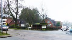 Dieser Kreuzungsbereich ist der neuralgische Punkt in Buschhausen. Die Fußgänger-Ampel reicht nicht aus, um die Verkehrssituation in Spitzenzeiten zu entschärfen.  Foto: hc