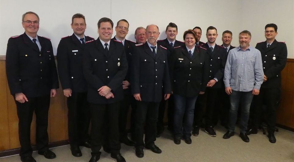 Gewählte, Geehrte, Beförderte und Neuaufnahmen der Glinder Feuerwehr mit Abschnittsleiter Jörg Suske (l.), Gemeindebrandmeister Stephan Beushausen (2.v.l.) sowie Gemeindebürgermeister Marco Noetzelmann (hinten 3.v.l.) und Ortsbrandmeister Hermann Hoops (2.v. l. vorne). Foto: FW Glinde