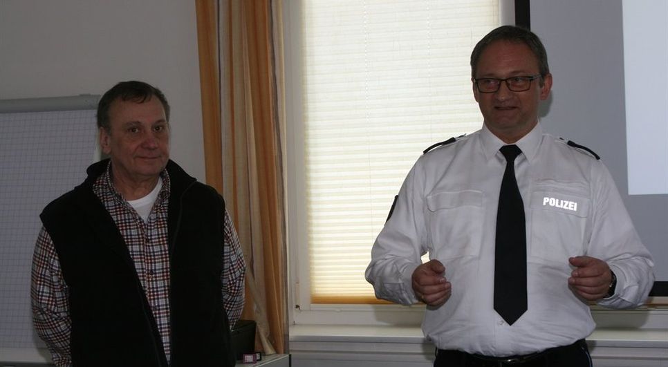 Polizeioberkommissar Bernhard Isele und Fahrschullehrer Dieter Lübke überzeugten mit einem lebendigen Referat über Änderungen der StVO.  Foto: sla