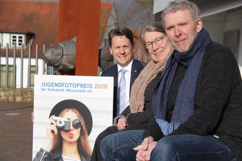 Jürgen Strasser, Wiebke Lueken (JiM) und Thomas Eder rühren die Werbetrommel für den Jugendfotopreis 2020. Plakate und Flyer wurden bereits in allen weiterführenden Schulen verteilt, in Kürze wollen die Organisatoren noch in den Sportvereinen auf den Wettbewerb aufmerksam machen.  Foto: jm