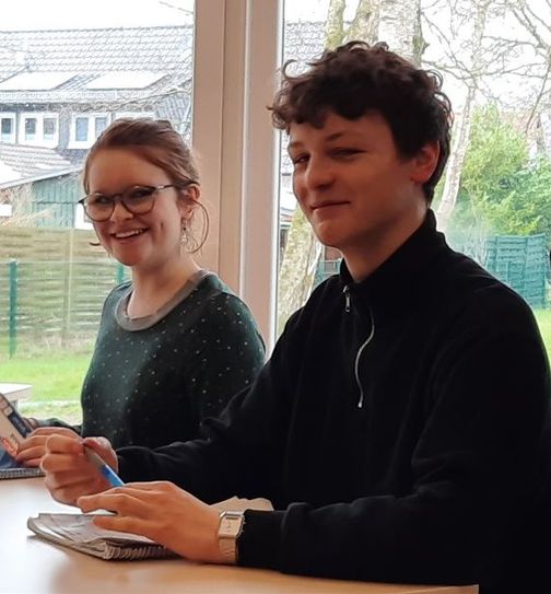 Jette Voigt und Joschua Helvogt sicherten sich im Regionalfinale von „Jugend debattiert“ jeweils einen Platz auf dem Podium. Voigt erreichte Platz drei der Oberstufenschüler, Helvogt gewann die Finaldebatte.  Foto: eb