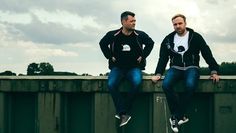 Kerle Fornia sind ein neues Duo aus Bremen. Die beiden Musiker spielen auch in der Band WirFürWen. In der Begegnungsstätte können Gäste am kommenden Freitag beide Formationen live erleben.  Foto: eb