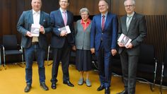 Detlev Fischer, Stefan Kalt, Dr. Elfriede Bachmann, Dr. Dannenberg und Landrat Luttmann (v.l.) freuten sich über die gelungene Vorstellung des neuen Buches. Foto: uml