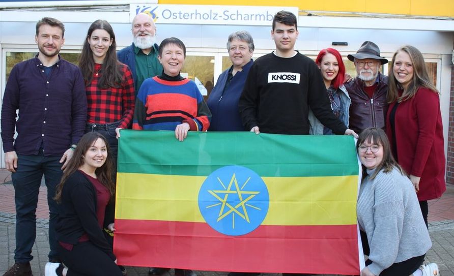 Schülerinnen und Schüler der neuen Äthiopien-AG, Lehrkräfte und Musiker von „Choriginell“ stimmen sich schon auf das zehnte Benefiz-Konzert am 6. März ein.  Foto: jm