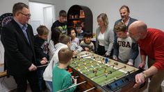 Ortsvorsteher Herbert Lührs (l.), Erste Gemeinderätin Claudia Lühmann sowie Detlev Fänger und Jürgen Denker von der Jugend- und Familienförderung messen sich mit den Kindern am Kickertisch im neuen Jugendraum.  Foto: khe