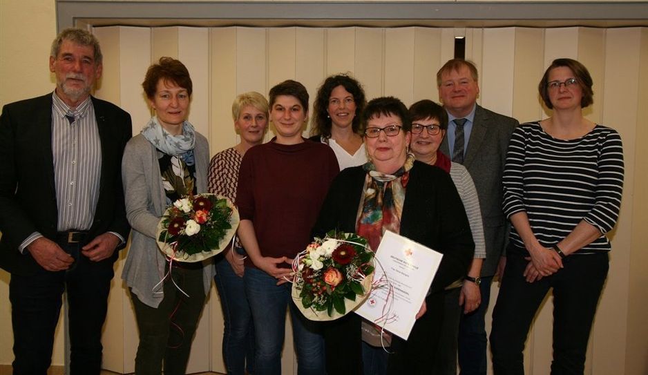 Die stellvertretende Ortsvereinsvorsitzende Andrea Stelling (r.) mit den gewählten und geehrten Mitgliedern sowie den Ehrengästen.  Foto: sla