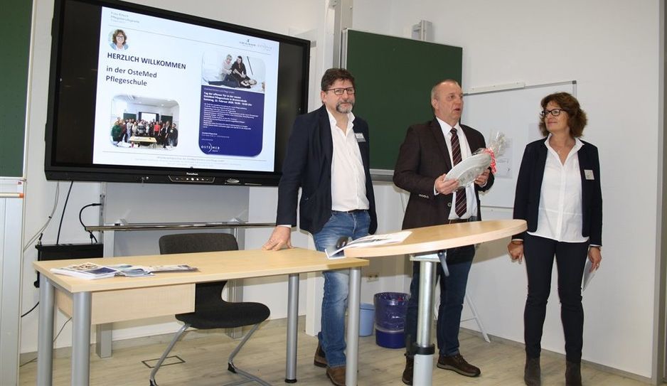 Michael Träger vom Elbe Klinikum Stade, Bürgermeister Detlev Fischer und Pflegeschulenleiterin Anke Ritsch begrüßten die neugierigen Besucher. Foto: fr