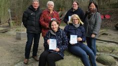 Hinten v. l.: Fachberater Tomas Meyer (Landkreis), Angelika Glüsing (Kita Dörpskinner Alfstedt/Ebersdorf), Lena Fitschen (Waldkindergarten Zeven), Fachberaterin Anna Scheper (Landkreis), vorne v. l.: Luise Runge (Kita „Alte Post“ Lauenbrück) und Anna Hartmann (Bewegungskindergarten Klostergang, Zeven).