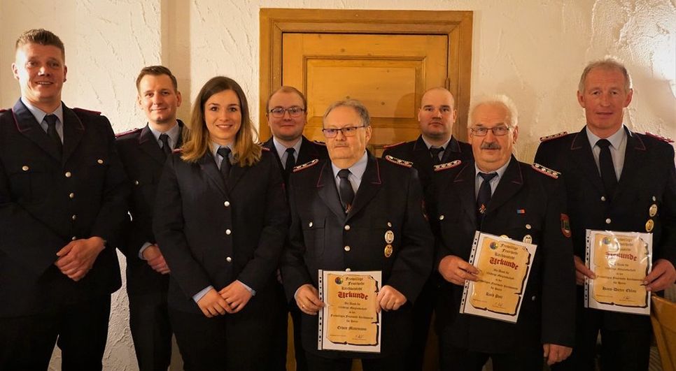 Die beförderten und geehrten Mitglieder der Freiwilligen Feuerwehr Kirchwistedt mit Ortsbrandmeister Malte Hoffmann (l.). Foto: khe