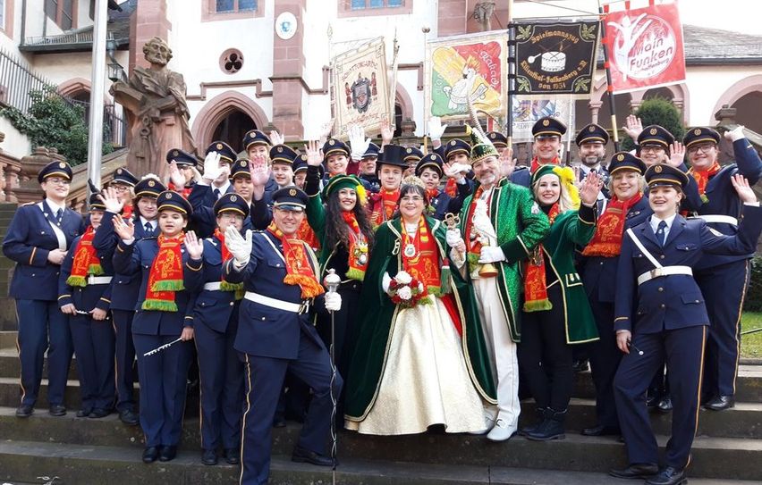 Der Spielmannszug Lilienthal-Falkenberg besucht seit 22 Jahren regelmäßig den Karneval Klub Kakadu in Aschaffenburg.  Foto: eb