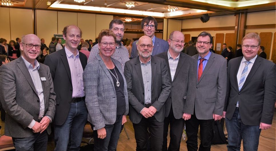 Die Referenten der 11. Biogastagung in Verden (von links): Andreas Freytag (LWK-Bezirksstelle Hannover), Prof. Dr.-Ing. Frank Scholwin (Institut für Biogas Kreislaufwirtschaft &amp; Energie), Silke Weyberg (Geschäftsführerin Landesverband Erneuerbarer Energien), Uwe Ringen (Drewes &amp; Ringen GmbH &amp; Co. KG), Prof. Gernot Klepper (Institut für Weltwirtschaft in Kiel), Holger Oest (LWK-Bezirksstelle Bremervörde), Dr. Gerd Reinhold (Thüringer Landesamt für Landwirtschaft und Ländlichen Raum), Peter Schünemann-Plag (LWK-Bezirksstelle Bremervörde, Außenstelle Verden) und Hermann Hermeling (stellvertretender LWK-Präsident). Bild: Ziegeler/Landwirtschaftskammer Niedersachsen Foto: eb