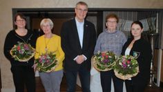 Eleonore Häusler, Annegret Hollmann, Marianne Buck und Stefanie Seifried-Miesner stellten sich nach der Versammlung mit Hartmut Ahlf zum Pressefoto auf. Foto: uml