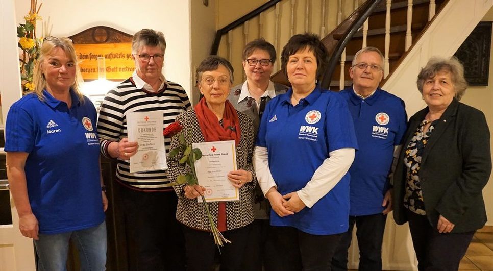 V.l.; Vorsitzende Maren Berger- Hoyer, Erika Steffens, Erika Wintjen, Schriftwartin Elke Dammann, stellvertretende Vorsitzende Rita Boehlke, zweiter Vorsitzender Wilfried Drops und Renate Rohde (DRK-Kreisverband).  Foto khe