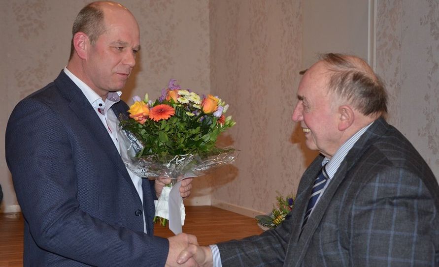 Der Landvolk-Vorsitzende Stephan Warnken (links) bedankte sich herzlich beim langjährigen Seniorenkreis-Leiter Hermann Havemeyer.  Foto: eb