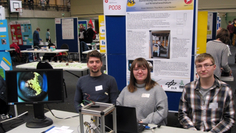 Theo Mutz, Vivien Wetstein und Lucas Neubert am Stand ihres Projektes „Auswirkungen von Mikrogravitation auf Kristallwachstum“, das ihnen den 3. Platz im Fachgebiet Physik einbrachte.  Foto: eb