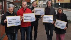 Die Gnarrenburger Politik und auch die Kaufmannschaft begrüßen auf Initiative des Tandems die Aktion gegen Rassismus  im Rahmen der UN Wochen. Auf dem Foto v.l.: Marianne Regenberg (Tandem), der WIR Vorsitzende Hanjo Postels, Bürgermeister Axel Renken, der Tandem Vorsitzende Andreas von Glahn und  Ulla Michaelis (Tandem).  Foto: eb